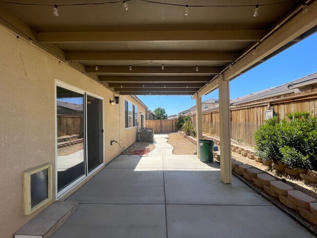 Building Photo - Rosamond 4 Bedroom + 2.5 Bathroom