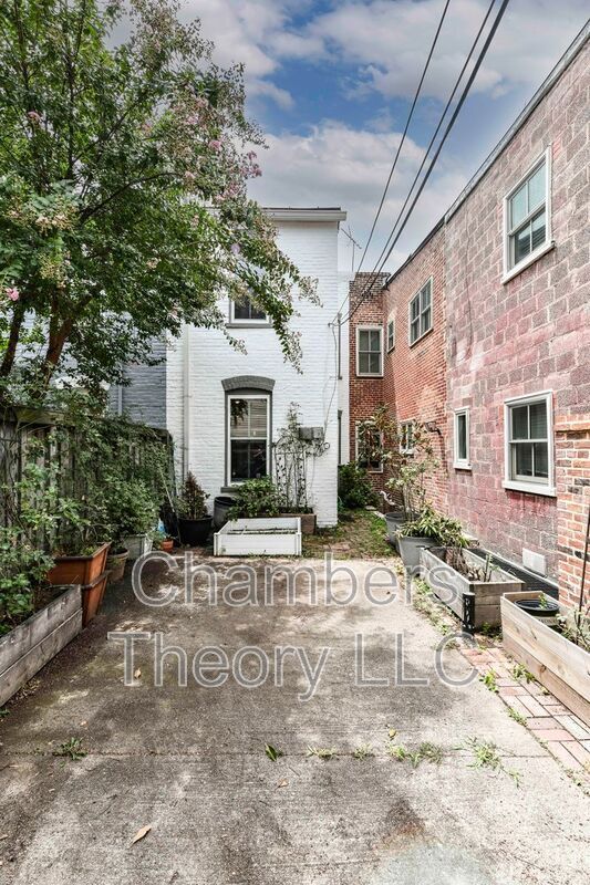 Building Photo - 1005 Duke St