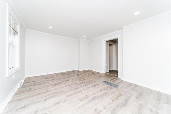 Building Photo - 824 2nd St