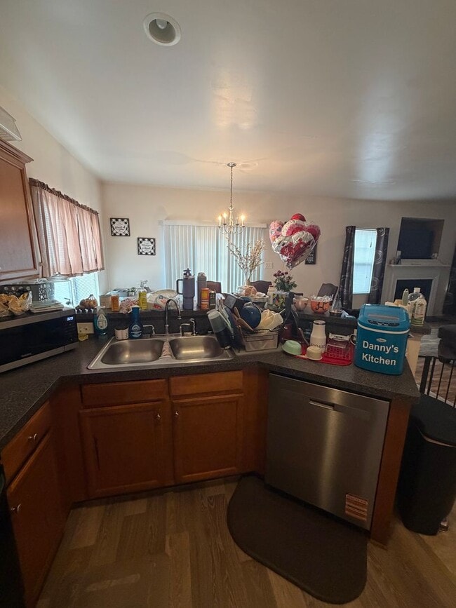 Building Photo - 3 Bdrm/2.5 Bth Home Located Close to I-95