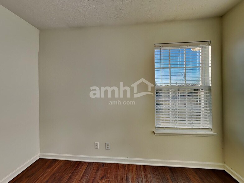 Building Photo - 2805 River Bend Dr