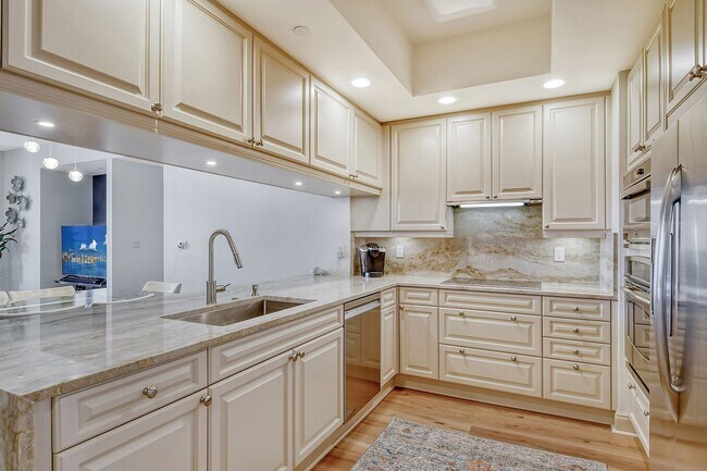 Building Photo - Short term ONLY Amazing 2/2 condo in the heart of downtown Sarasota with Bay View!