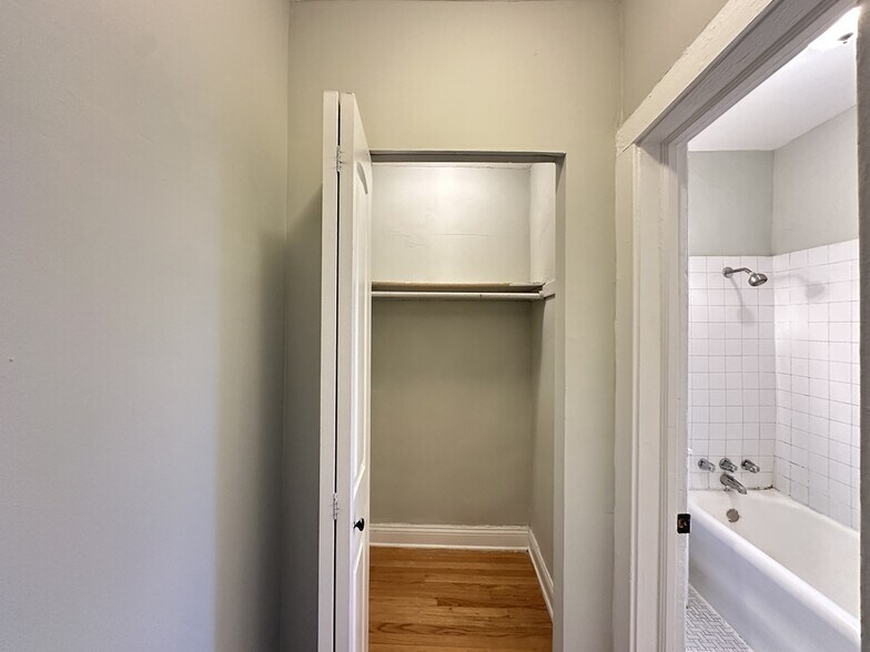 Building Photo - 4619 N Paulina St