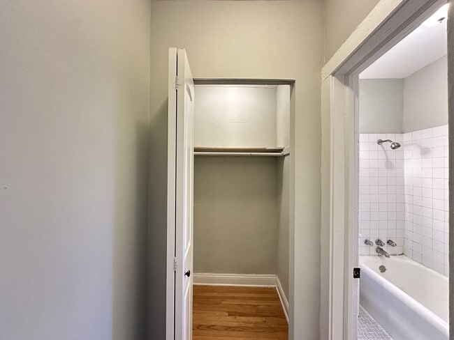 Building Photo - 4619 N Paulina St