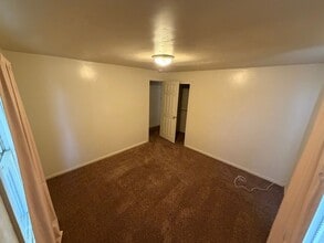 Building Photo - 2 bedroom 1 bath