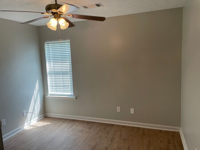 Building Photo - 466 West Dr