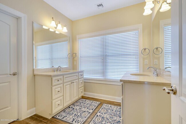 Building Photo - 330 Villa Park Wy