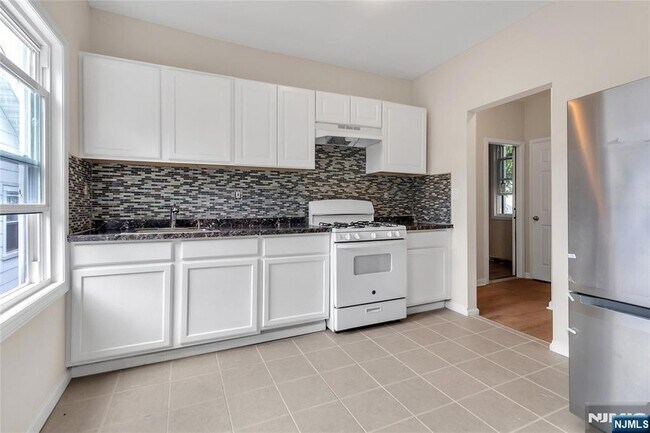 Building Photo - 247 Duane St