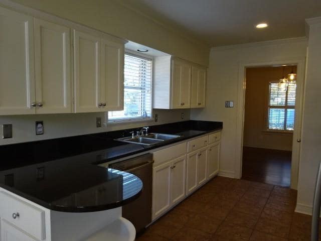 Building Photo - 6421 Lake Cir Dr