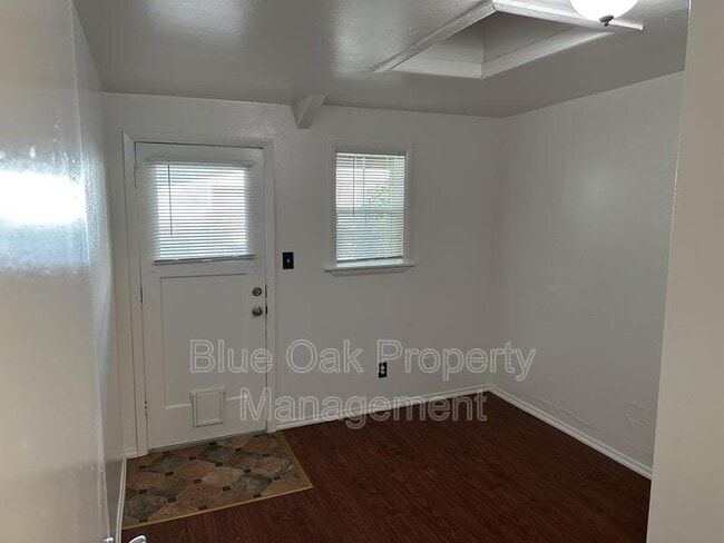 Building Photo - 422 W 17th St
