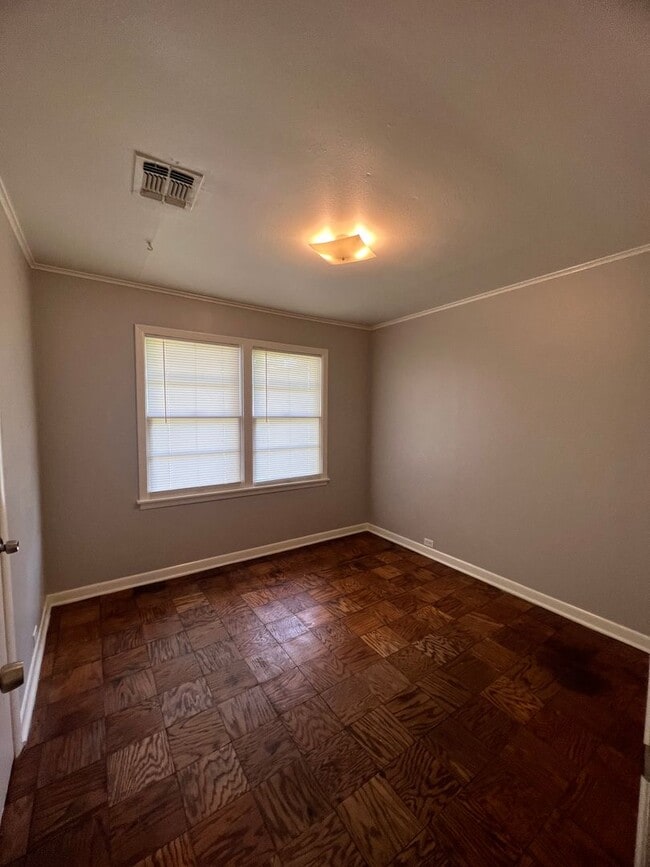 Building Photo - Updated and ready for tenant....