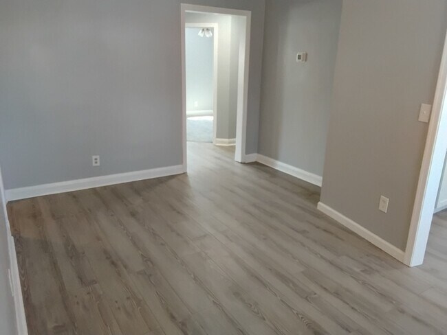 Building Photo - 5 Bedroom House