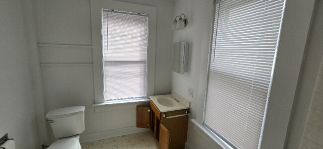 Building Photo - 208 Main St