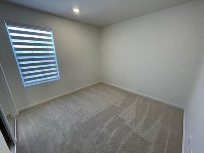 Building Photo - Newer Condo Over 2000 sq feet in Ontario