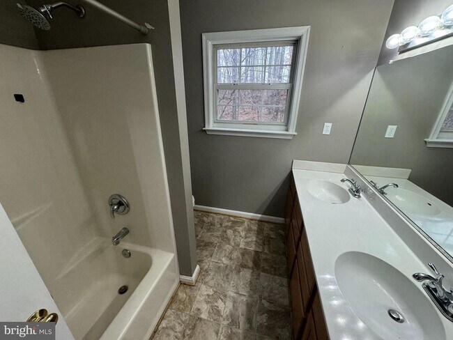 Building Photo - 346 Saddleback Ln