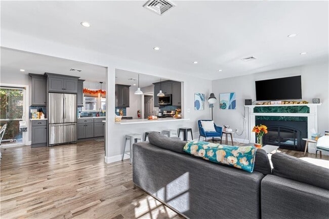 Building Photo - 4 James St