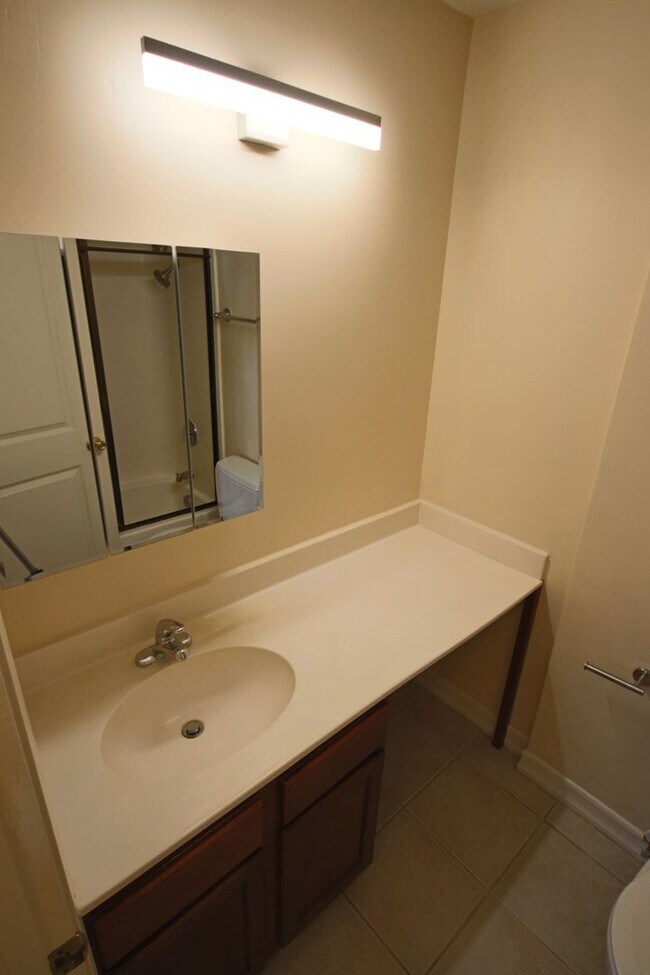 Building Photo - Best Priced 2 Bedroom Condo in the Heart o...