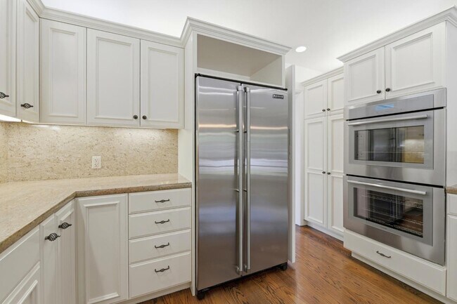 Building Photo - 1825 White Oak Dr
