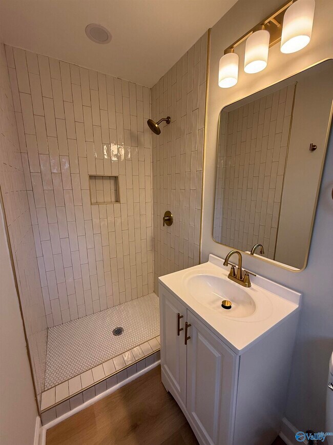 Building Photo - 1002 Parcus Rd SE