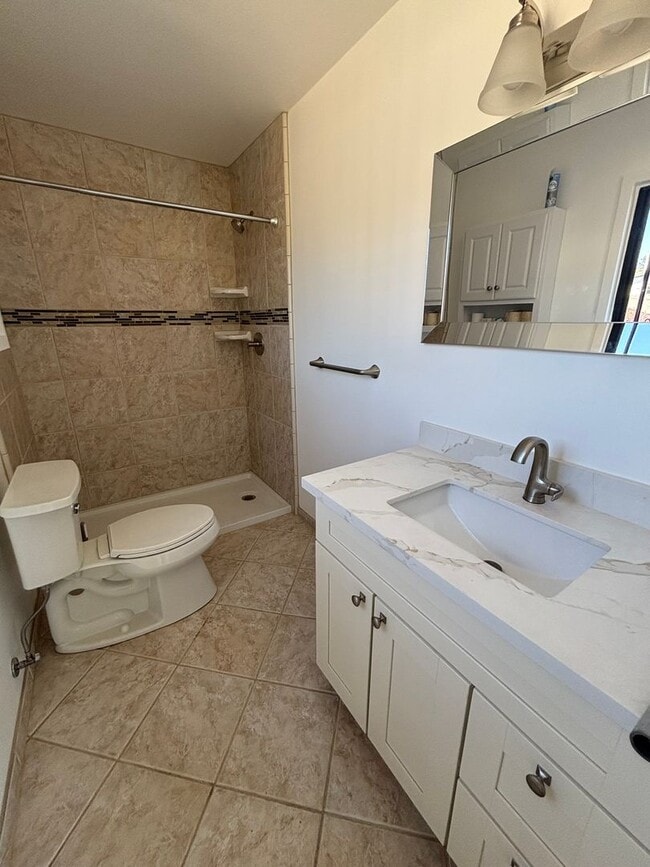 Building Photo - Furnished Spacious 1 Bedroom / 1 Bath Uppe...