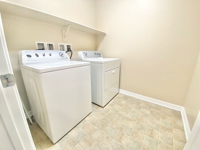 Building Photo - WONDERFUL HENDERSON HOME 3 BEDROOM / 2.5 BATH TWO STORY HOME WITH 2 CAR GARAGE