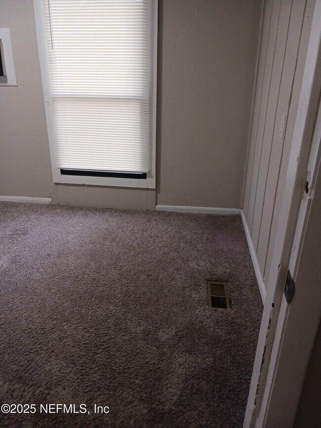 Building Photo - 110 E 15th St