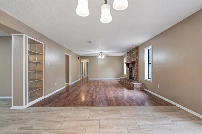 Building Photo - For Rent: Charming 3 Bed / 2 Bath Home with all the Cozy Vibes!