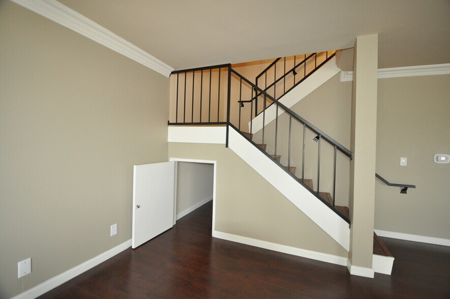 Building Photo - 2119 Elsinore St