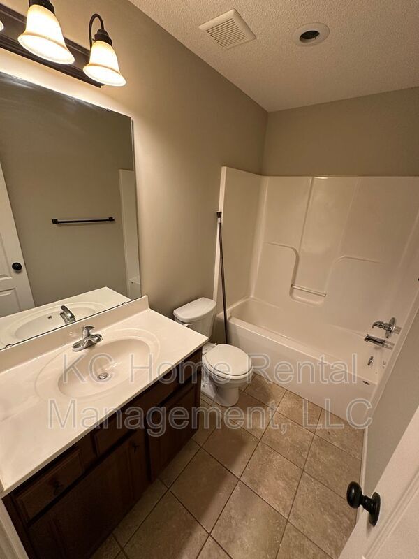 Building Photo - 1610 N 127th St