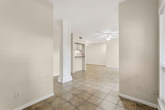 Building Photo - 2025 Augusta Dr