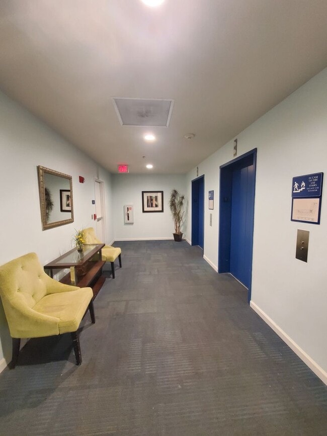 Building Photo - Renovated, centrally located and with lots of amenities (& great views) describes this 11th fl, 2...