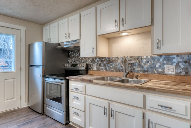 Building Photo - 616 11th St W