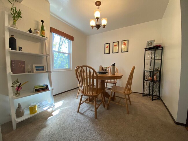 Building Photo - Beautiful 2 Bedroom Apartment in Prime Bellevue Location! Close to Downtown, Shopping, Dining & M...