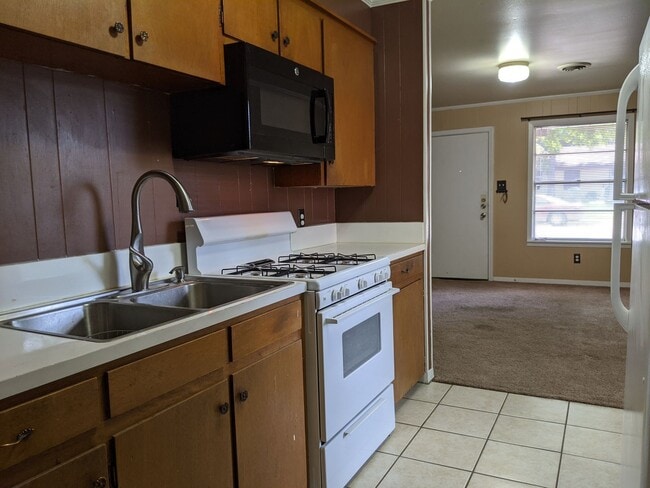 Building Photo - PRE-LEASING MAY 2026! ADORABLE 2/1 HOUSE I...