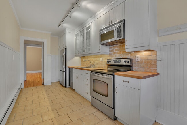 Building Photo - 40 Robin Rd