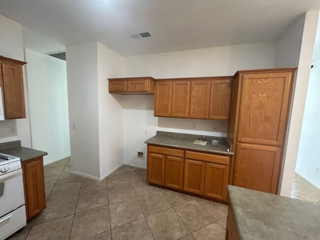 Building Photo - Great location on this split floorplan 3 b...