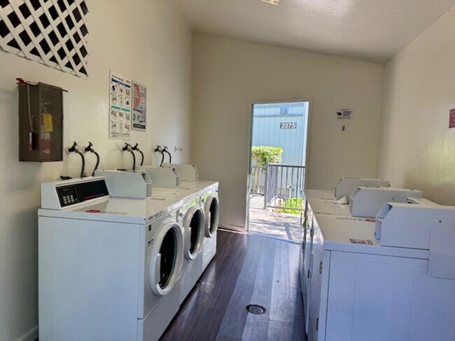 Building Photo - Spacious Two story 2 bedroom, 2 bath Condo. Move-In ready!!