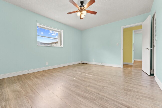 Building Photo - 2770 Garden Dr S