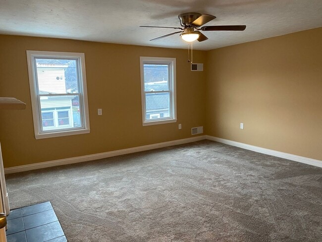 Building Photo - Town house