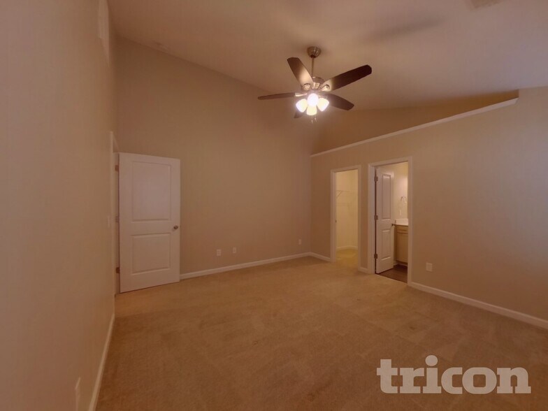 Building Photo - 590 Pollyanna Dr