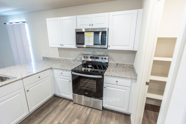 Building Photo - 3510 Mateo Dr