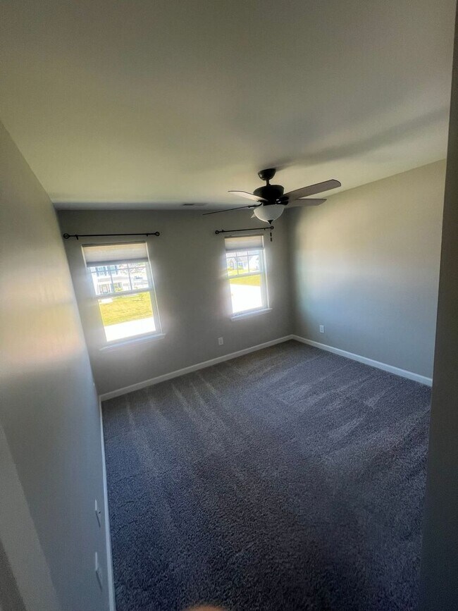 Building Photo - 303 Breezeway Dr