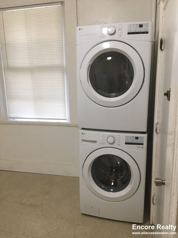 Building Photo - 4 Adella Pl