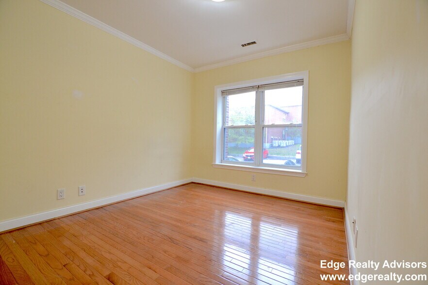 Building Photo - 128 Newton St