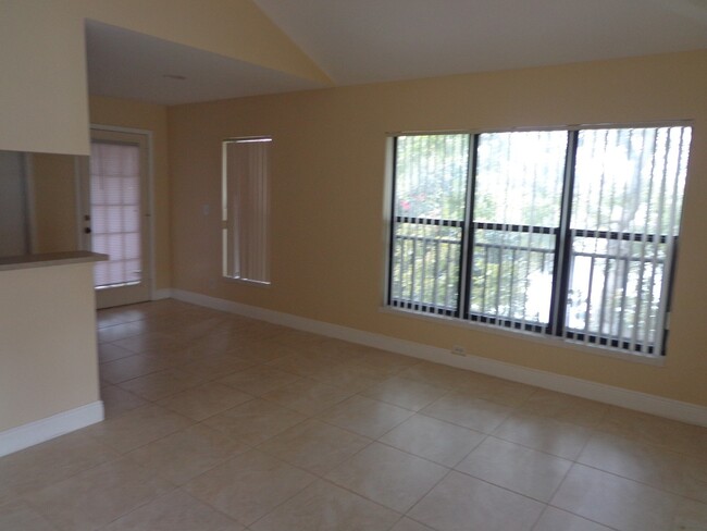 Building Photo - Charming condo features 2 bedrooms and 1 b...