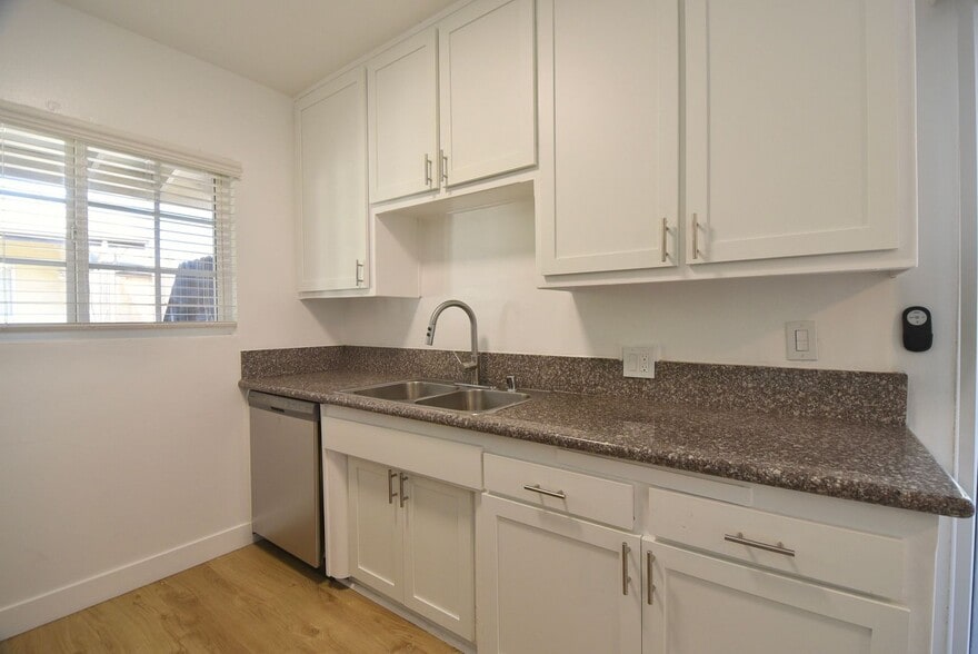 Building Photo - 5734 Hazeltine Ave