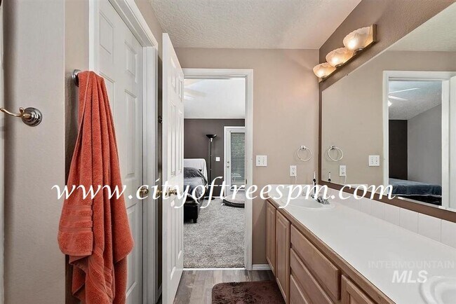 Building Photo - Fantastic 4 bed 2 Bath, 3 Car Garage with ...