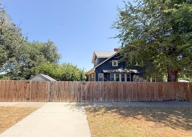 Building Photo - 1741 W Park Pl