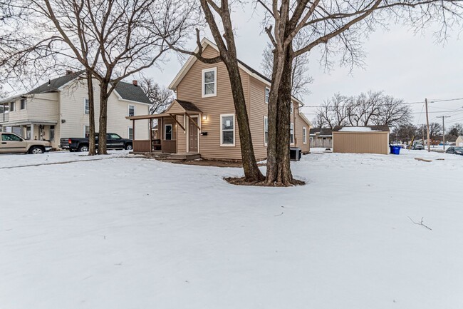 Building Photo - Newly Renovated Single Family Home