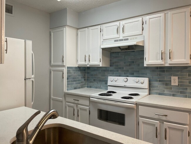 Building Photo - 3624 Parkridge Dr
